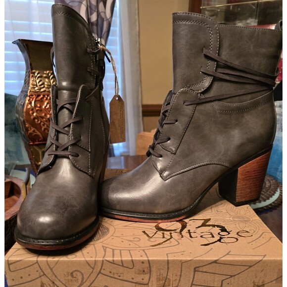 93 Vintage Boots Women 11 Grey Gray Laceup Block Heel NEW - Picture 1 of 6